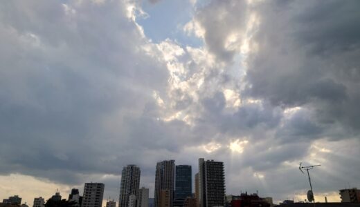 「Every cloud has a Silver lining.」全部の雲に銀の裏地がついている？イディオム英語