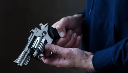 「Bite the bullet.」弾丸を噛む？イディオム英語